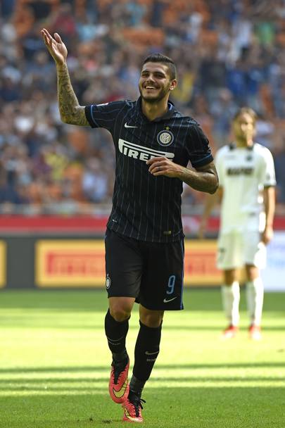 Il sorriso di Icardi alla fine del primo tempo (che l&#39;Inter chiude sul 4-0 grazie alla rete di Osvaldo). Afp